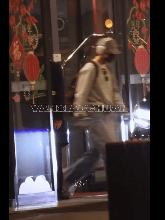 他来了他来了，肖战已到上海好潮好帅😎话说上海还这么冷🥶吗？我这空调都开了！