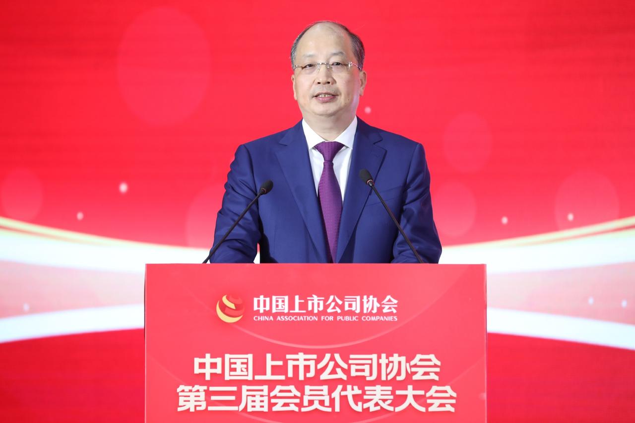 易会满亲姊妹比较多，男女一共有5人，他是老小，另外还有一些旁支的姊妹，在易会满羽