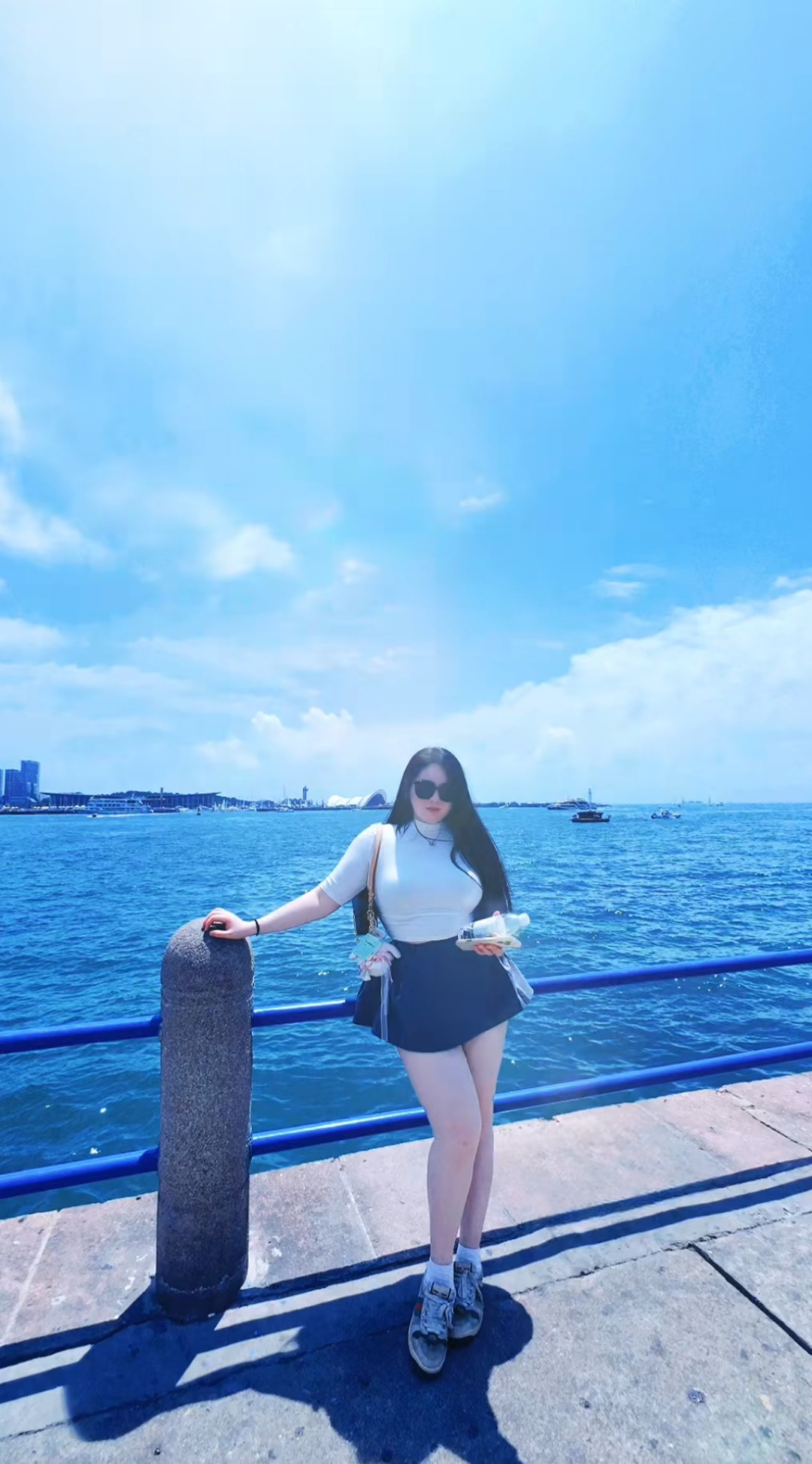 在海边享受阳光和美景。#正常穿搭无不良引导#