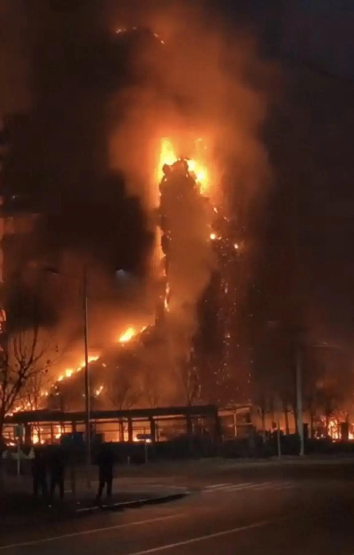 前两天晚上，河北保定阜平县高阜口园区闹了个大动静，一家刚建没几年的预制菜厂房突然