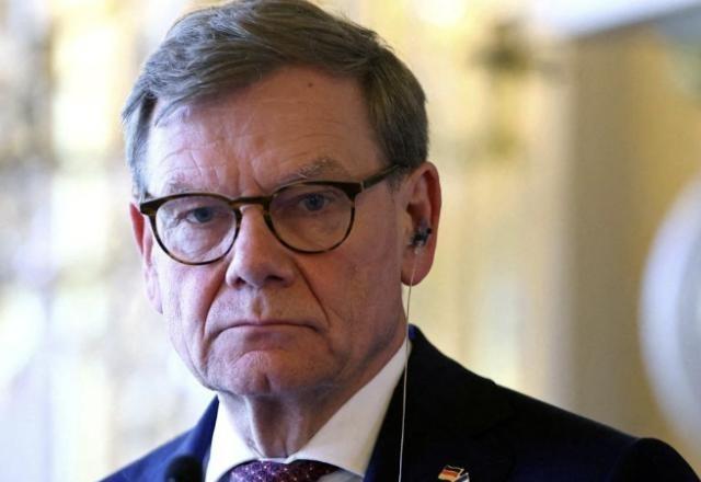 放完鸽子又反悔？2025年11月3日，德国外长瓦德富尔主动致电中国外长王毅，请求