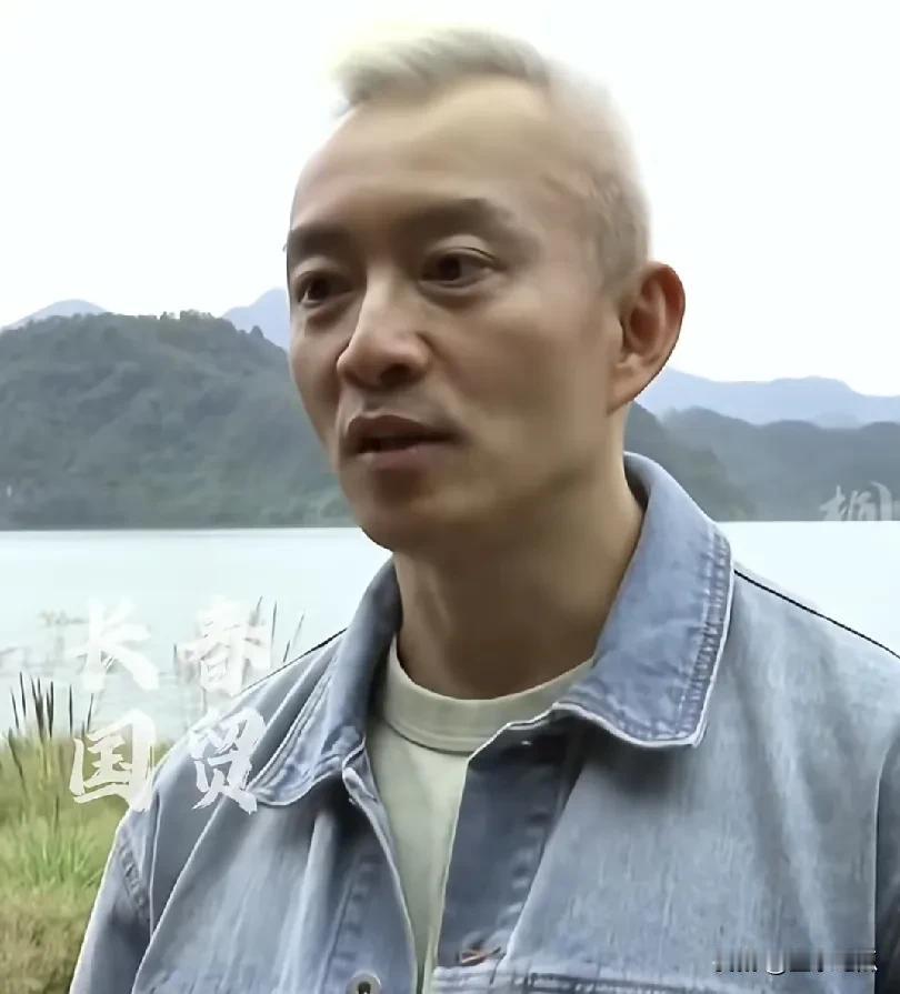 曾经的“央视最帅主持人”亚宁，现在56岁头发全白，模样变化挺大。真的不敢认。想当