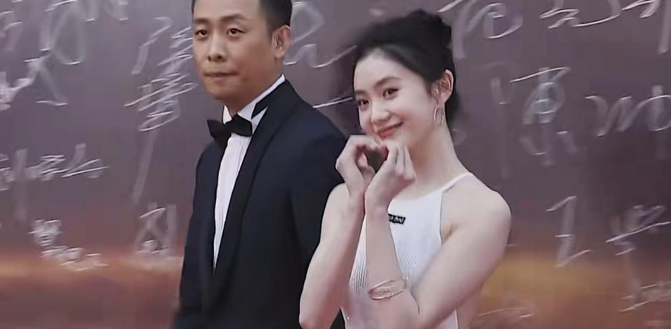 2025年9月5日机场上演可爱一幕！刘浩存被身后人不小心踩了鞋，挤在人群里行动都