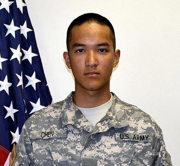 2011年，年仅19岁的美国华裔士兵陈宇晖只因洗澡忘关水龙头，被美国士兵拖到石子