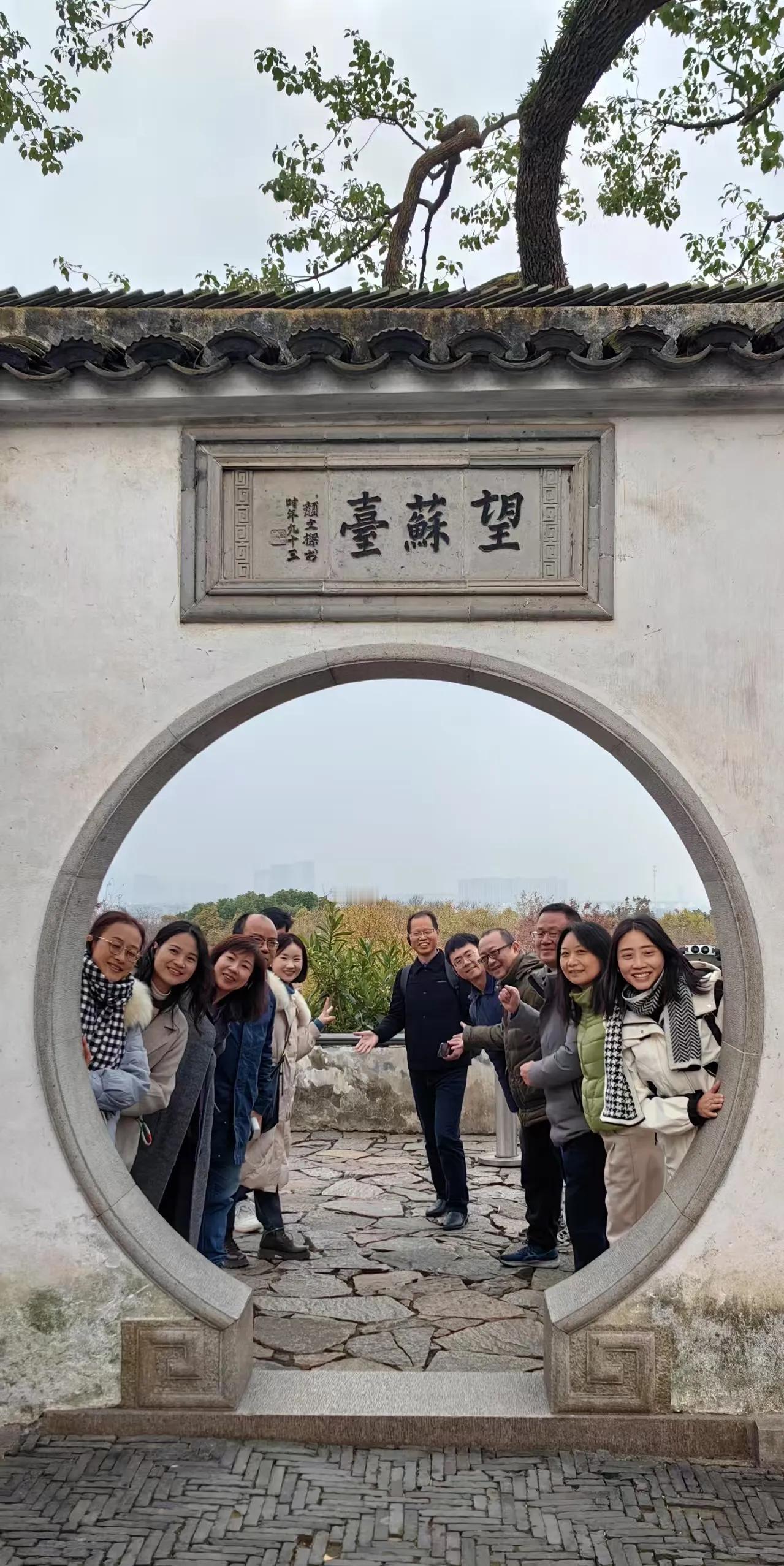 犹忆龙年季冬姑苏行之三在炎炎烈日的炙烤下，我不禁想起了去年12月份清