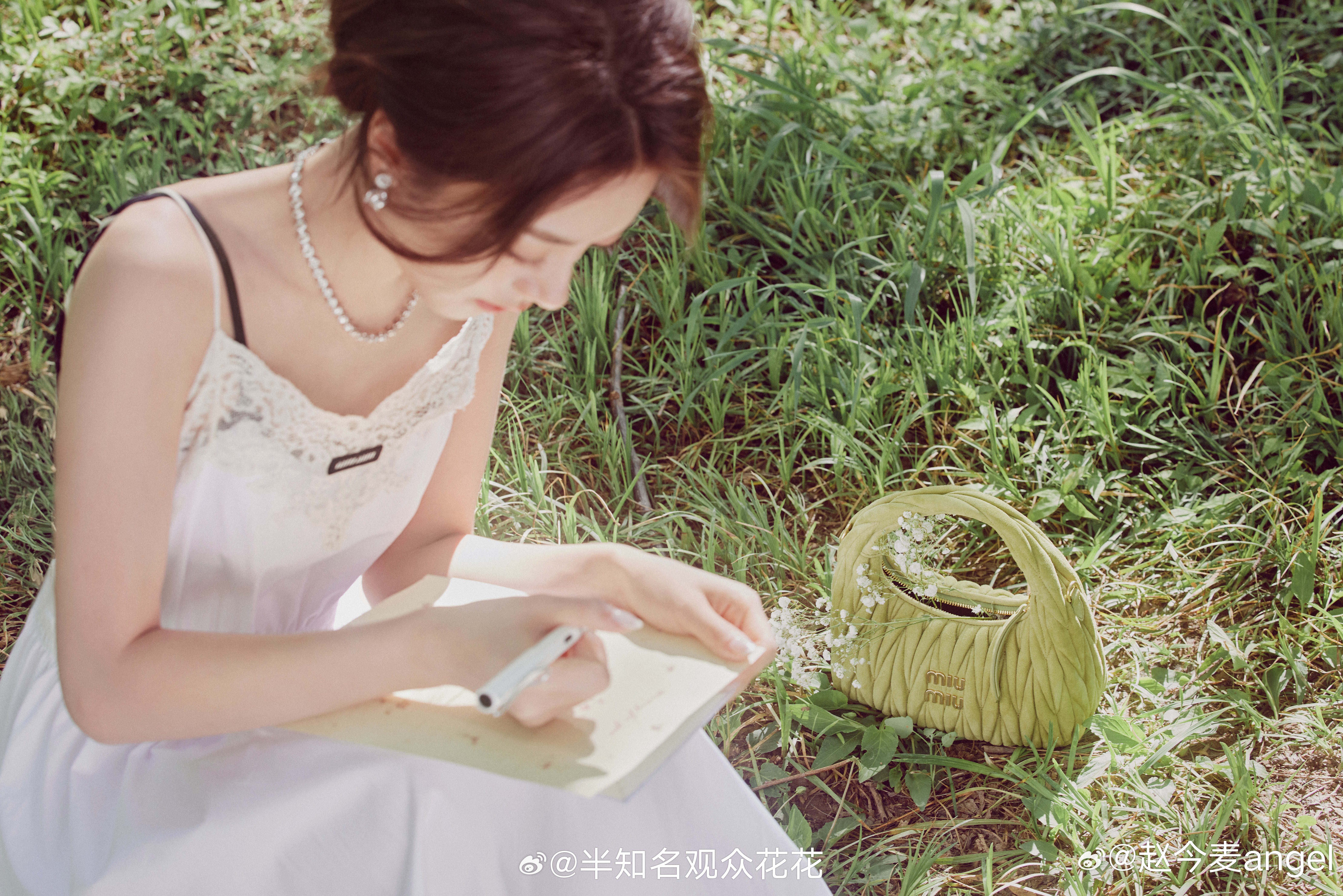 两种风格的大片[抱抱][抱抱]🖤刘浩存无袖露背黑裙🤍赵今麦吊带蕾丝白裙
