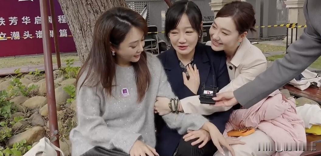 42岁的上海知名主持人王冠现身母校上戏校园。12月1日，迎来上戏81周年校庆。