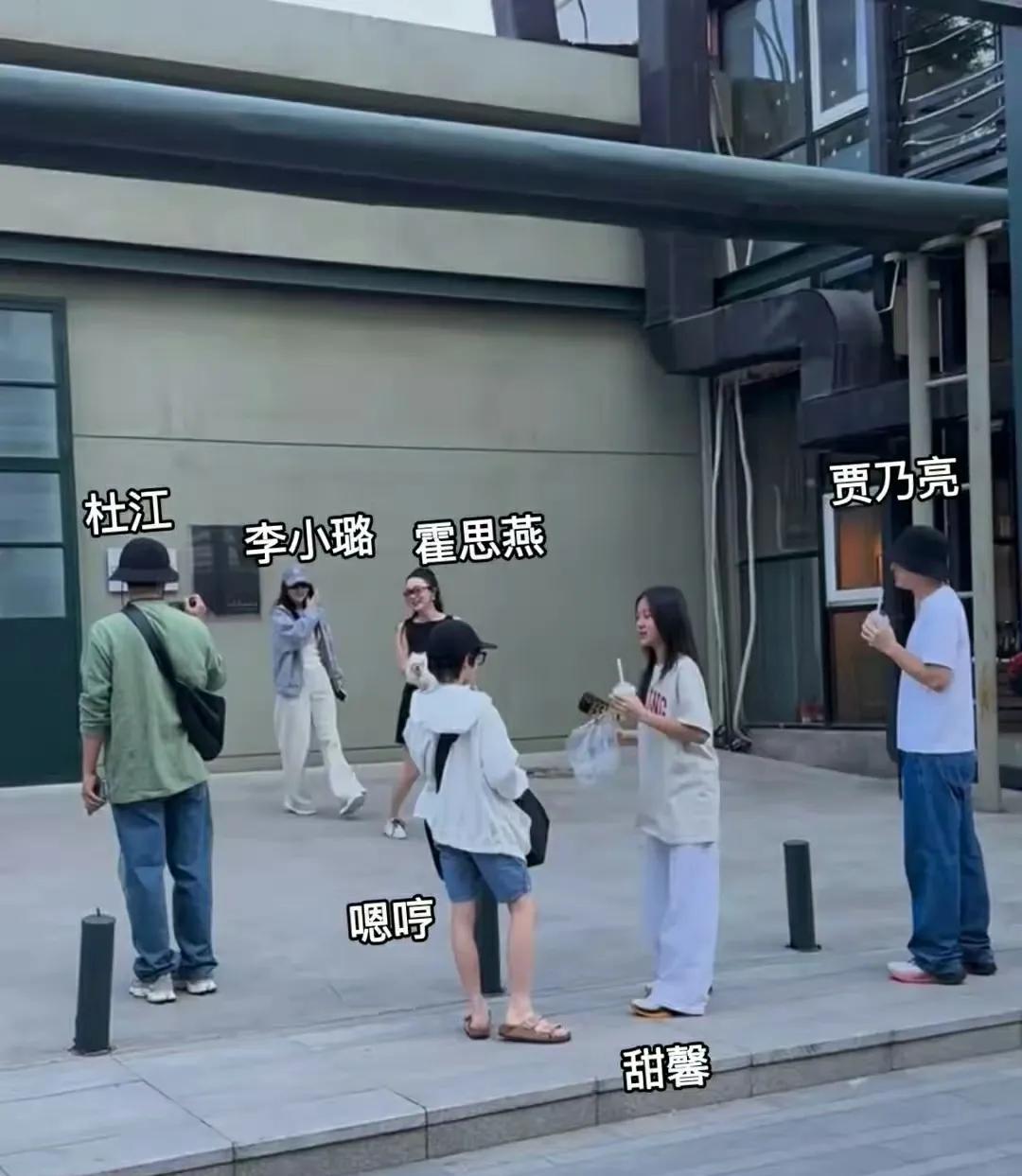 离婚了，还能陪孩子一块出去玩，这样挺好的。