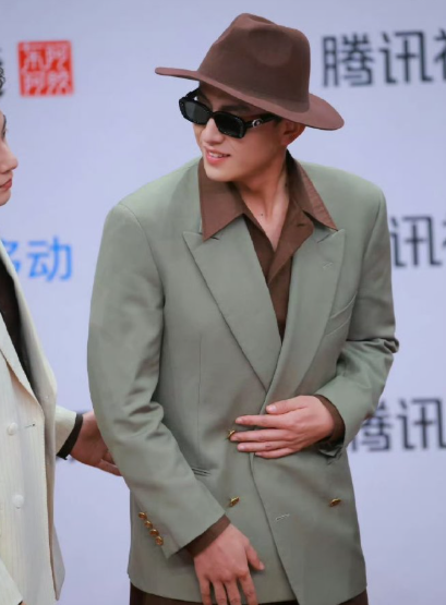 刘萧旭这次的度假大片真的很老钱风，松弛、贵气、不费力的精致感拉满，随手一拍都像杂