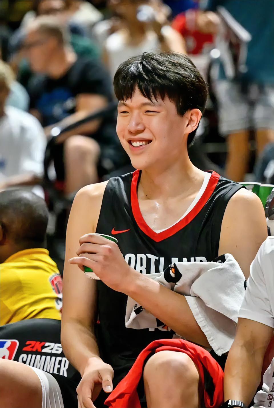 我心目当中的中国男篮12人名单：中锋（2人）：杨瀚森、徐昕前锋（5人）：胡金