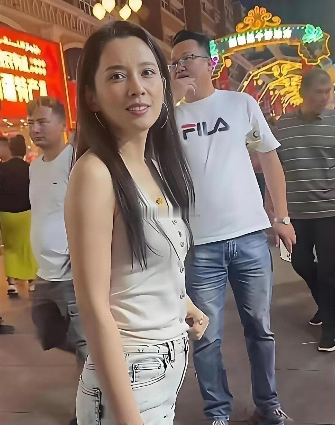 还以为森林北啥神仙颜值，能把汪峰迷得神魂颠倒。直到偶遇，才发现没了滤镜，这姐们长
