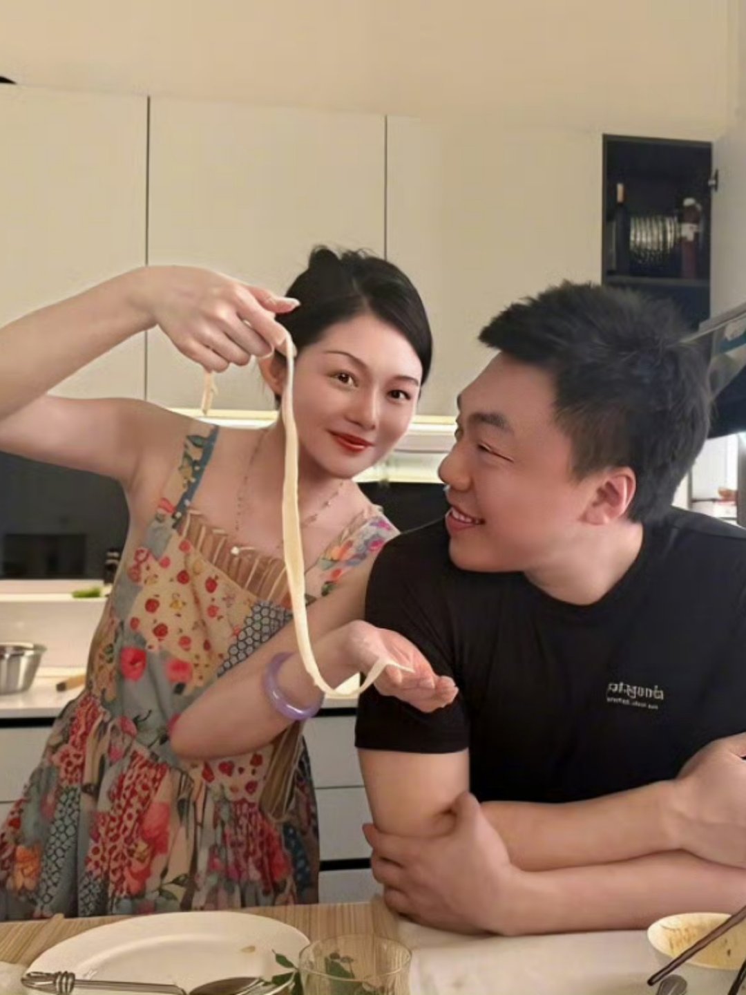 于正晚晚于正出现在晚晚和其丈夫林瀚家中，发文和儿童们一起过一个快乐的儿童节！