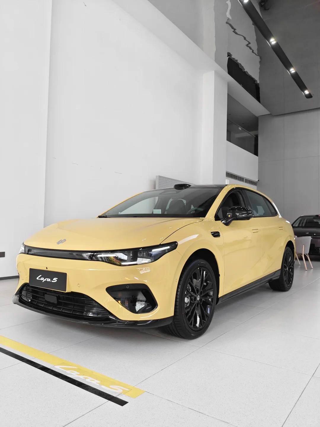 最近想买一台好看好开的小电车，预算10万出头，朋友推荐了零跑Lafa5和萤火虫，