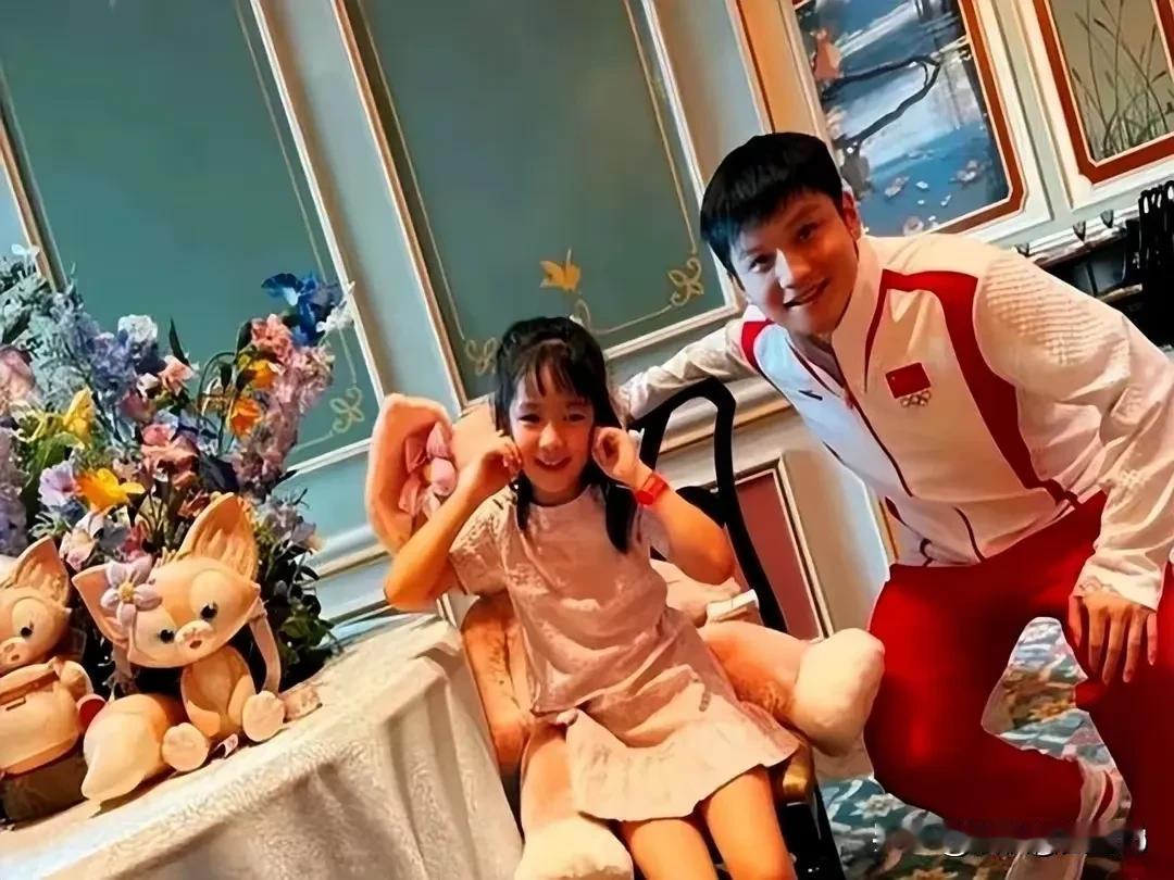 实锤了，粉丝再怎么洗也掩饰不住樊振东是王励勤圈子里的人！刷到几张照片，都是樊振东