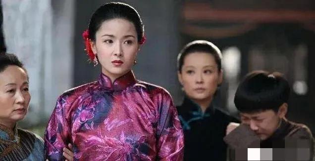 袁世凯试穿龙袍满心欢喜，大姨太一句话化解怒火1915年，袁世凯穿着龙袍，站