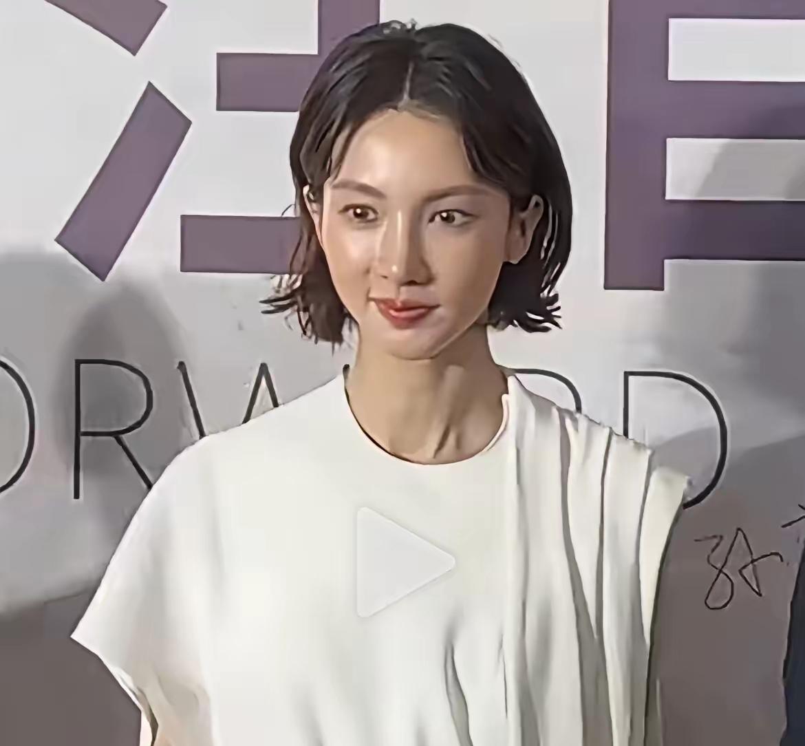 金晨别在整了，嘴巴已经弯的不成样子了。