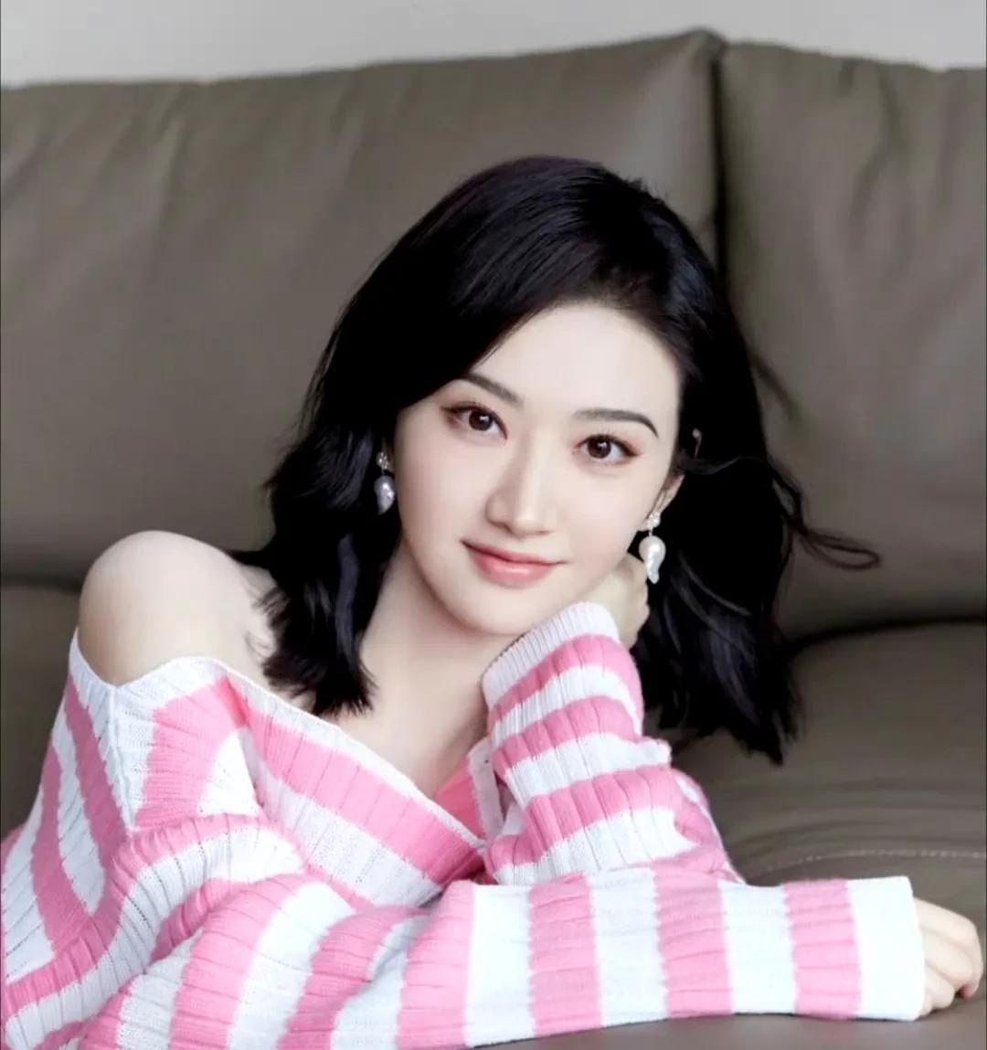 景甜这组粉白大片再度被惊艳到！一袭柔粉与纯白交织，将她“人间富贵花”的贵气与明