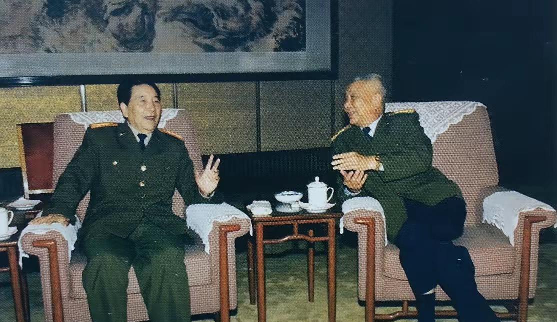 两位开国将军，我敢打赌，能把这二位，认出来的，历史绝对不会差，绝对是高手中的高手