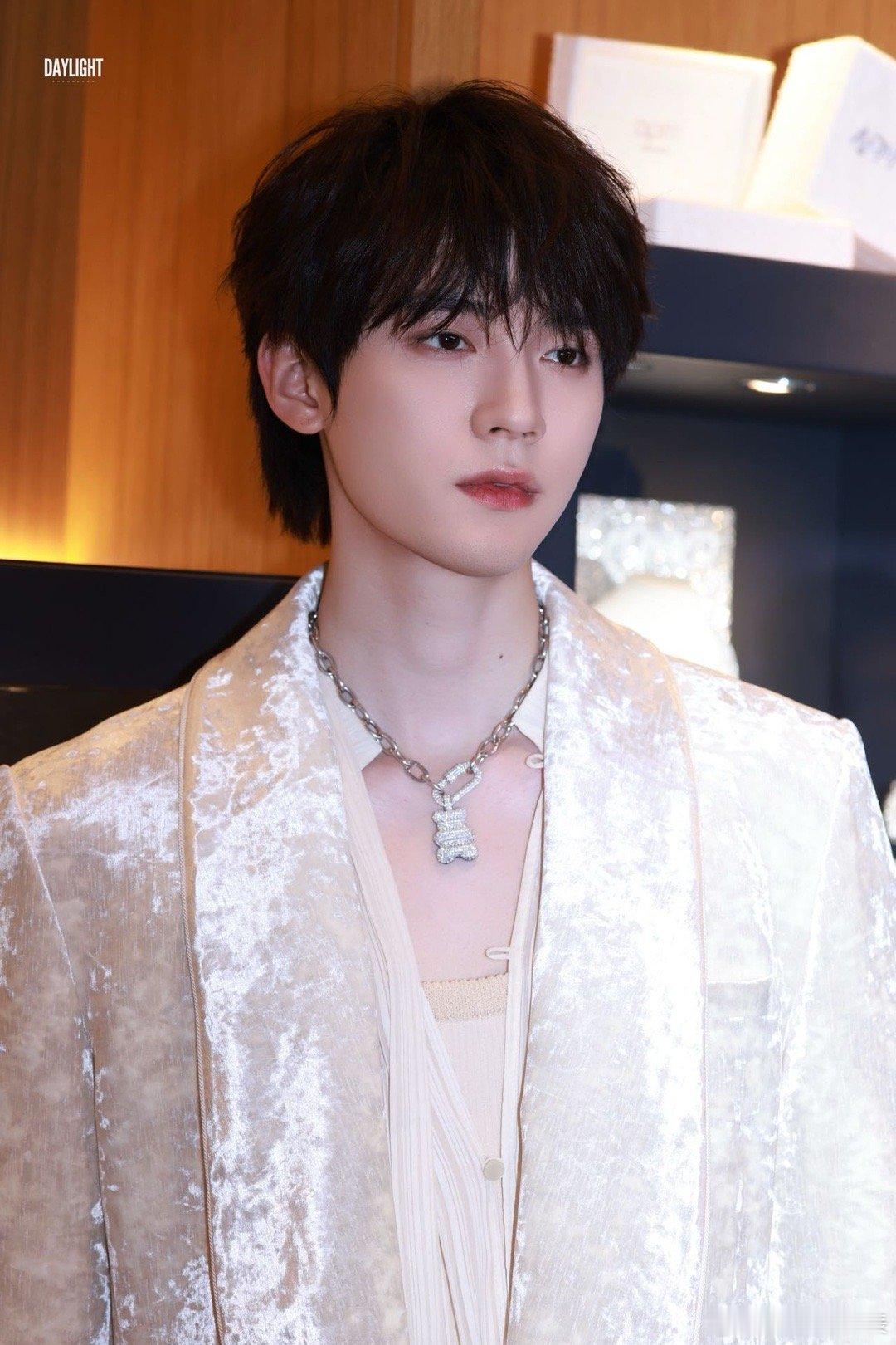 不得不说周翊然海外人气真的顶！新加坡之行的白色造型太加分，清爽利落又显质感，衬得