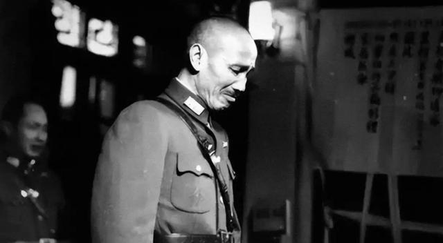 1941年，一个中学都没毕业的教授，给蒋介石写了封信。信里就一个意思：抗战胜利后