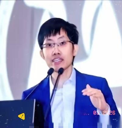 一个管着上千亿资金的量化大佬，梁文锋，突然在内部会上，对着帮他赚钱的整个团队，扔