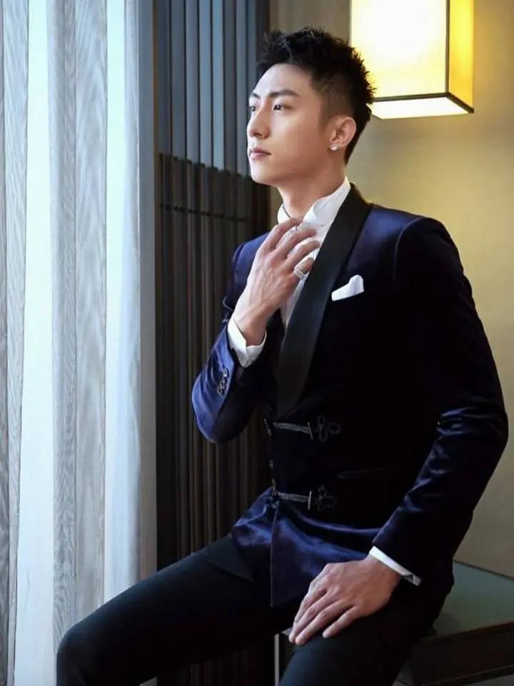 为什么黄景瑜的剧拍一部火一部?黄景瑜有颜有演技，他选的剧本精准稀缺，主攻军旅，