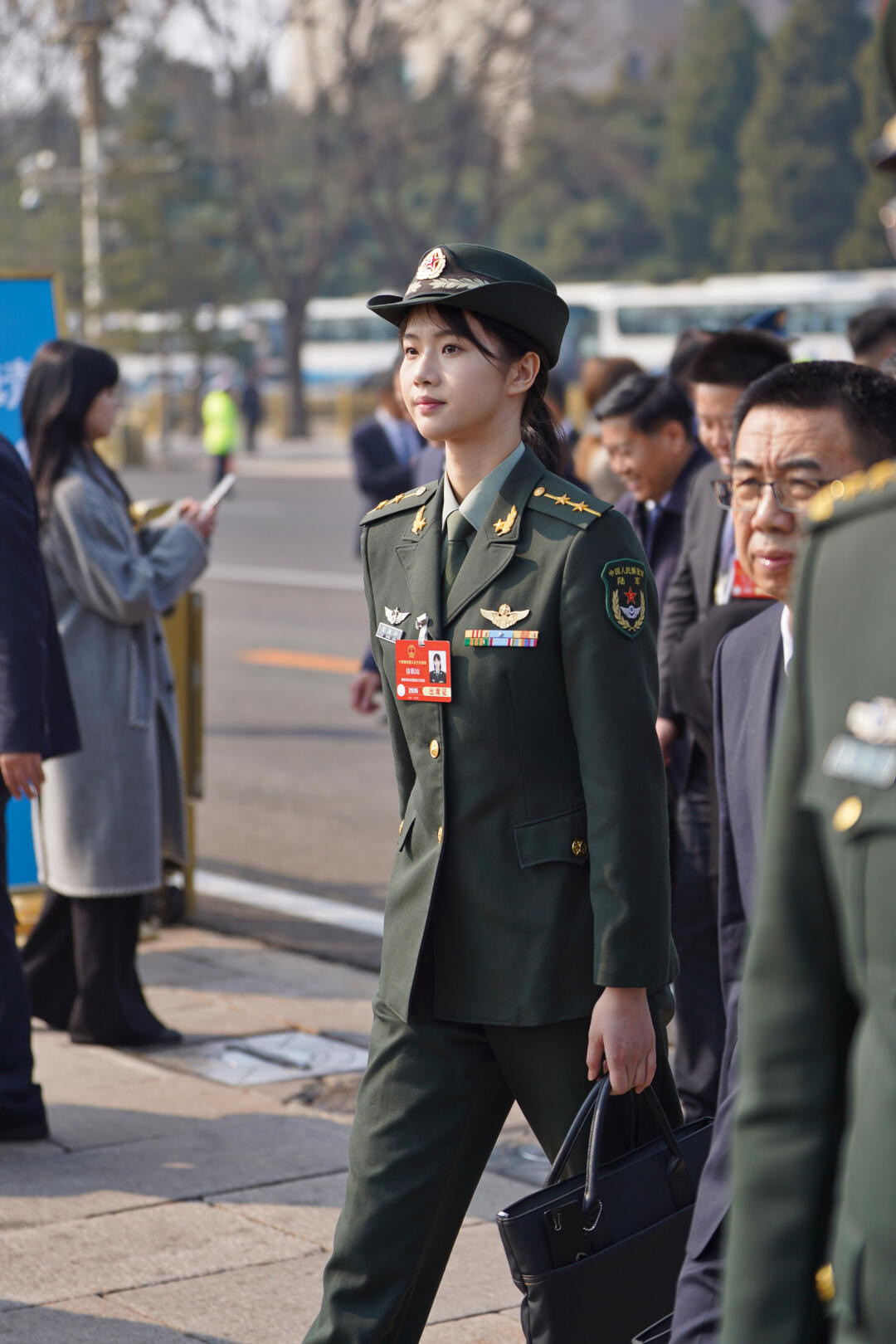 陆军航空兵直-20飞行员徐枫灿，陆军中尉军衔，勋表：平时个人三等功两次，副连职，