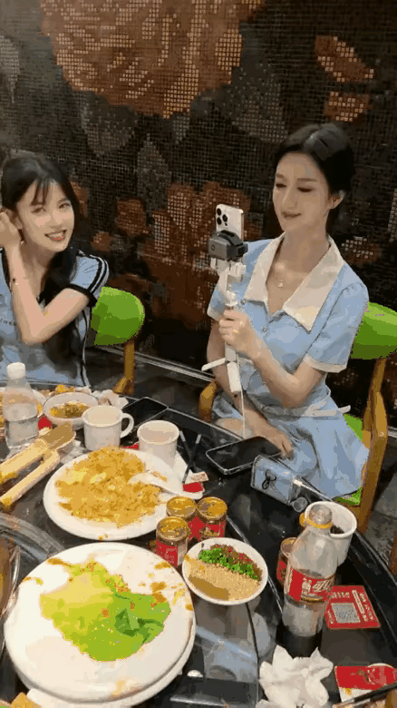 都提醒了你多穿点衣服来吃火锅，你偏不听……一群小姐姐约好晚上一同共进晚餐，便挑了