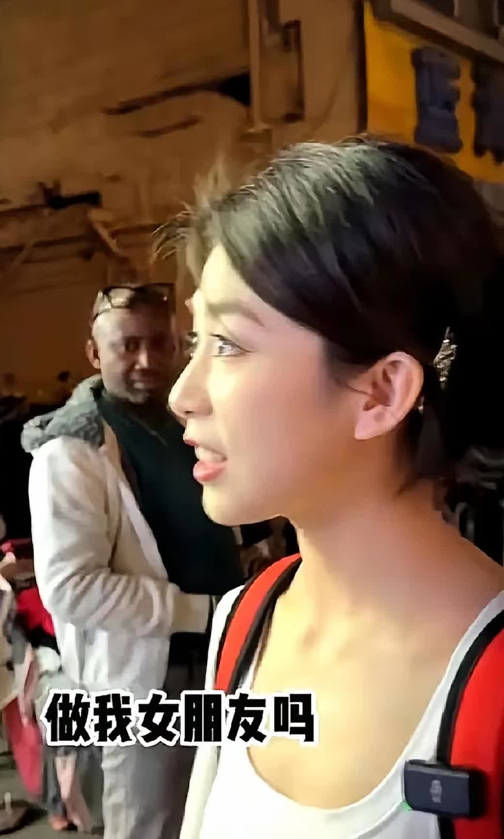 一黑人跟路过的女子搭话夸女子漂亮，想要加微信交朋友，女子直接回了句：“要是哪