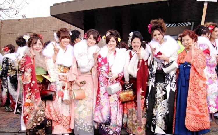 日本女人靠四个男友养活，消费力碾压男性，三十年后却跌入贫困深渊。二十年前日本经