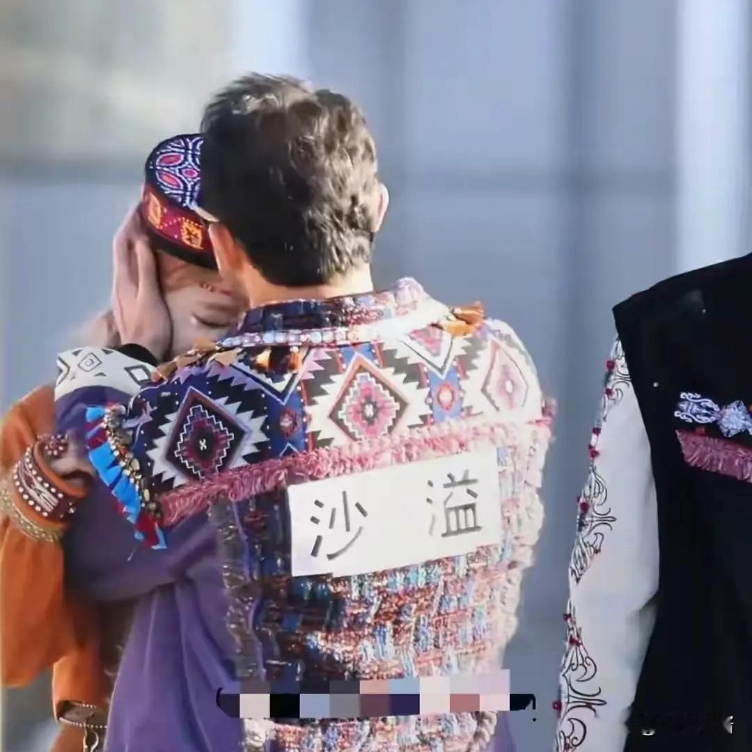 胡可，天塌了。11月13日，47岁的沙溢，冲上热搜，这一次，不是因为老婆胡可