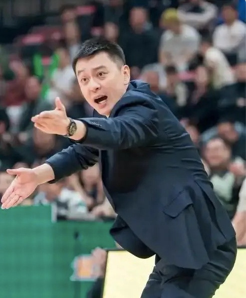 郭士强下课，中国男篮的帅位，杨鸣难接，100%有两个原因！第一个，执教能力差点意思，在CBA的球队俱