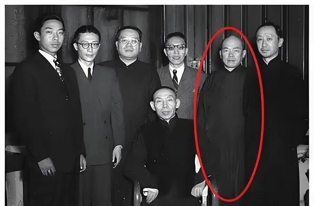 1940年12月21日，杜月笙的头号大管家万墨林，在金门大酒店门口被四