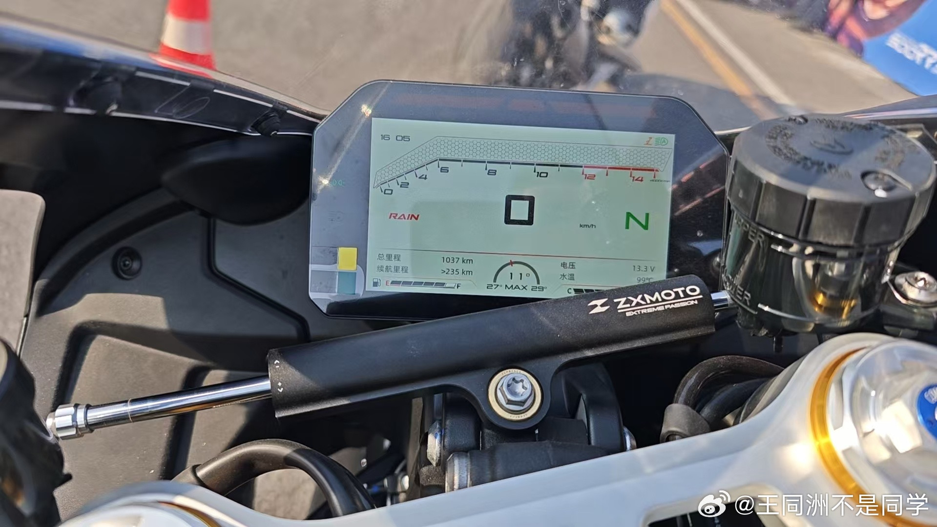 张雪机车爆单了摩托车届的小米SU7Ultra出现了从我六年的摩托车驾驶经验来奉