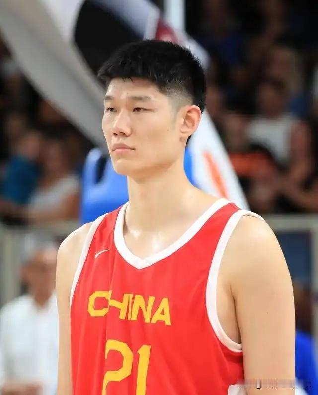周琦解说比赛说出了北京队输球的真实原因，北京队的问题很严重，就是两个人在那里玩二