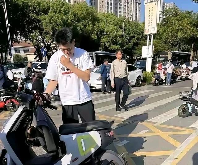 张雪峰挣了几个亿，天天骑几千块钱的电驴子上班，太低调了。他买啥车都能买起，但是他