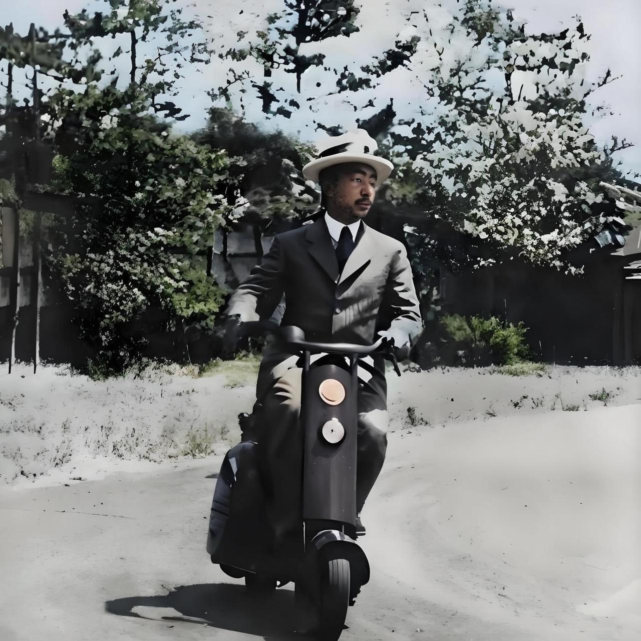 1945年日本帝国主义投降后的御仁天皇悠闲地骑着电动车在兜风。当时，中、苏、等