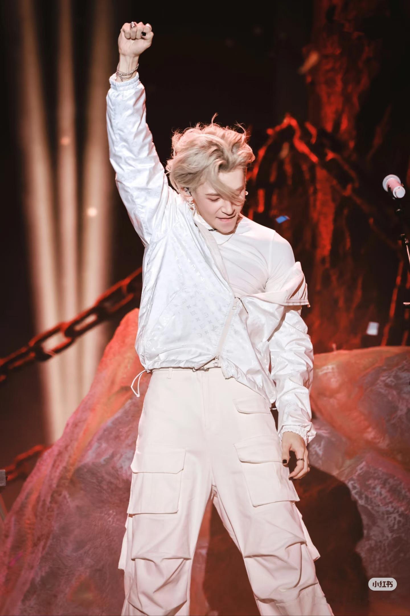 小鬼拱火拱到自己身上小鬼被姚晓棠的鸡翅打了小鬼好可爱啊哈哈哈，他好像在录制音你而