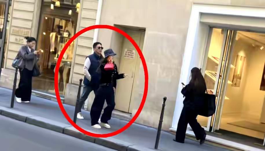 巴黎街头，刘强东与章泽天被偶遇，二人休闲逛街。章泽天专注通话，步履匆匆；刘强东随