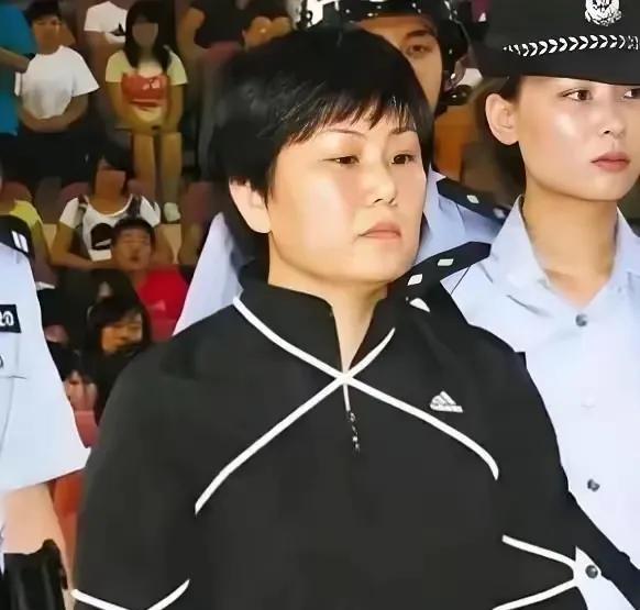 看到这张2010年吉林长春屈孝湘被五花大绑押赴刑场的照片，心里挺复杂。照片里她身