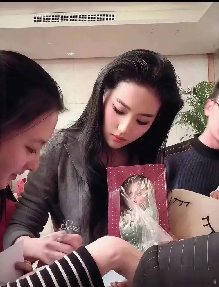 成都太古里偶遇刘亦菲，第一眼差点没认出来。不是变丑了，是真人根本没法拍。冷白皮
