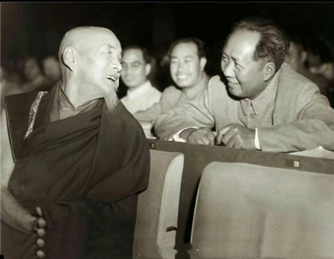 1954年，伟人接见佛教上师喜饶嘉措，他自己谦虚地坐在大师的后面。伟人问：佛说人