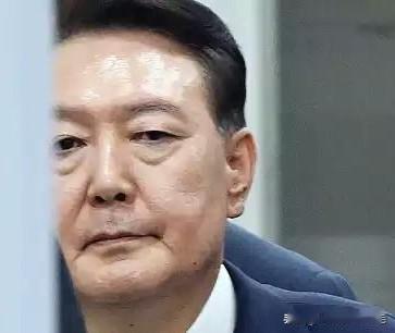 韩国尹前总统于18日上午9时左右抵达首尔中央地方法院，较庭审原定开始时间（10时