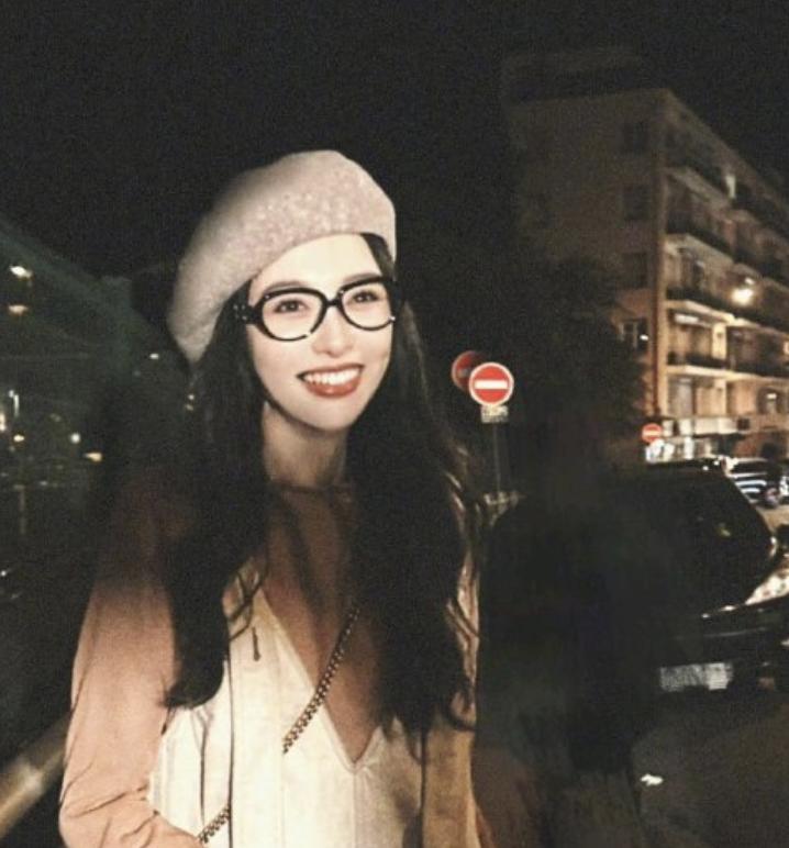 王家卫说唐嫣很装。还举出了一个例子说大家先到场,让唐嫣后到片场。关于这个