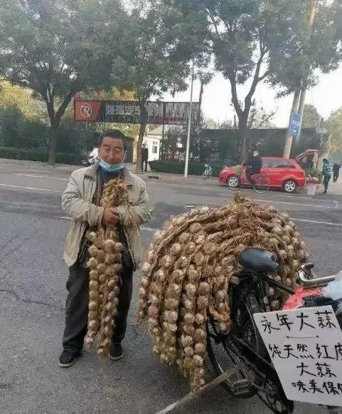 大叔有这头脑，干卖大蒜这一行真是屈才了