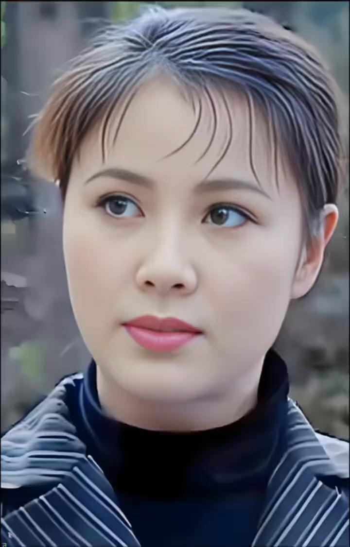 她大气端丽的容貌令人过目难忘，一颦一笑皆是风度，演技炉火纯青，人设切换随心所欲。