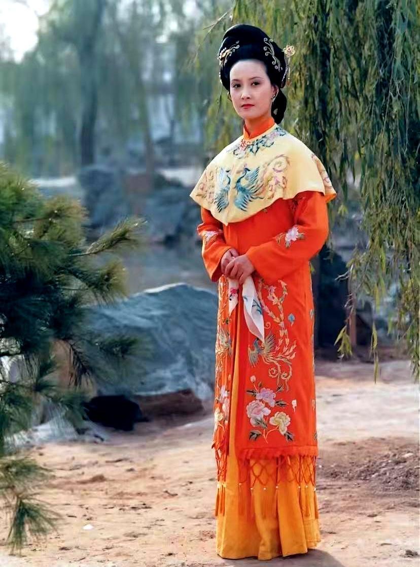 演活87版王熙凤的邓婕，当年在红楼剧组被排挤到连出门玩都没人带。选角时所有