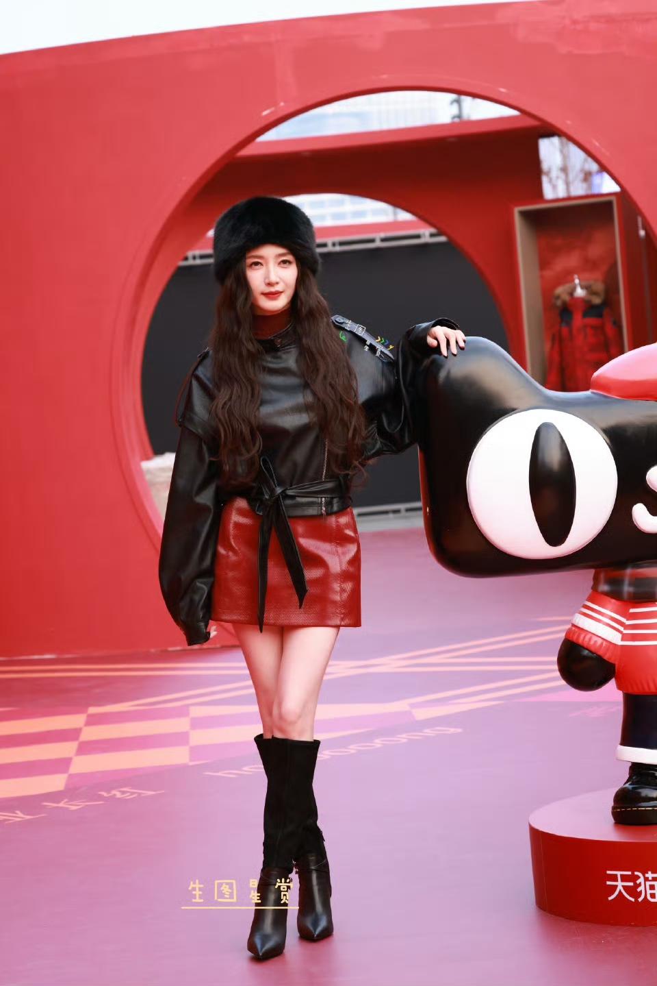 江疏影活动现场红色小皮裙长筒靴穿搭，又酷又美！