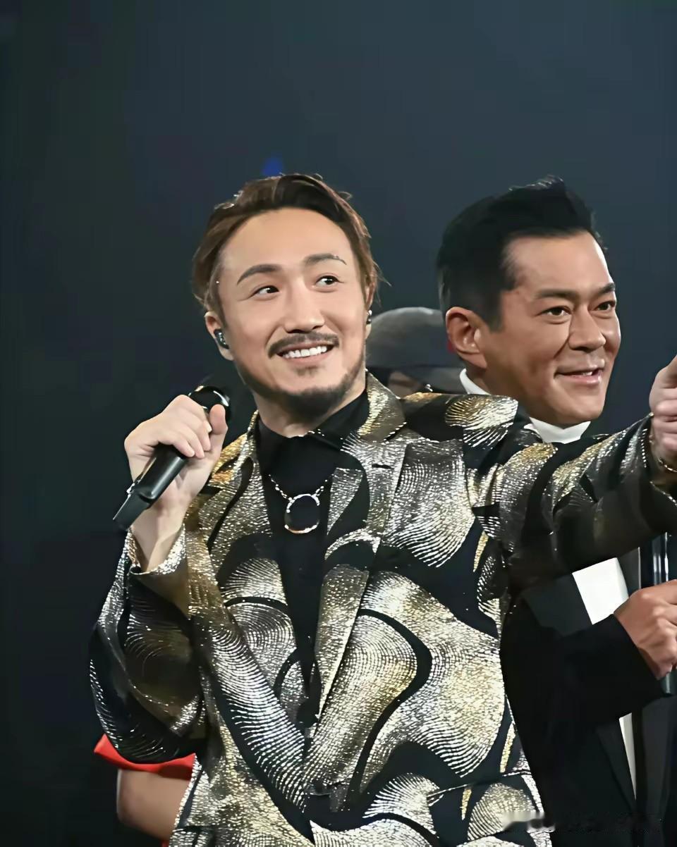 郑中基不愧是太子，52岁竟然有些32岁的面孔，再看看曾经的帅哥古天乐，53岁了已