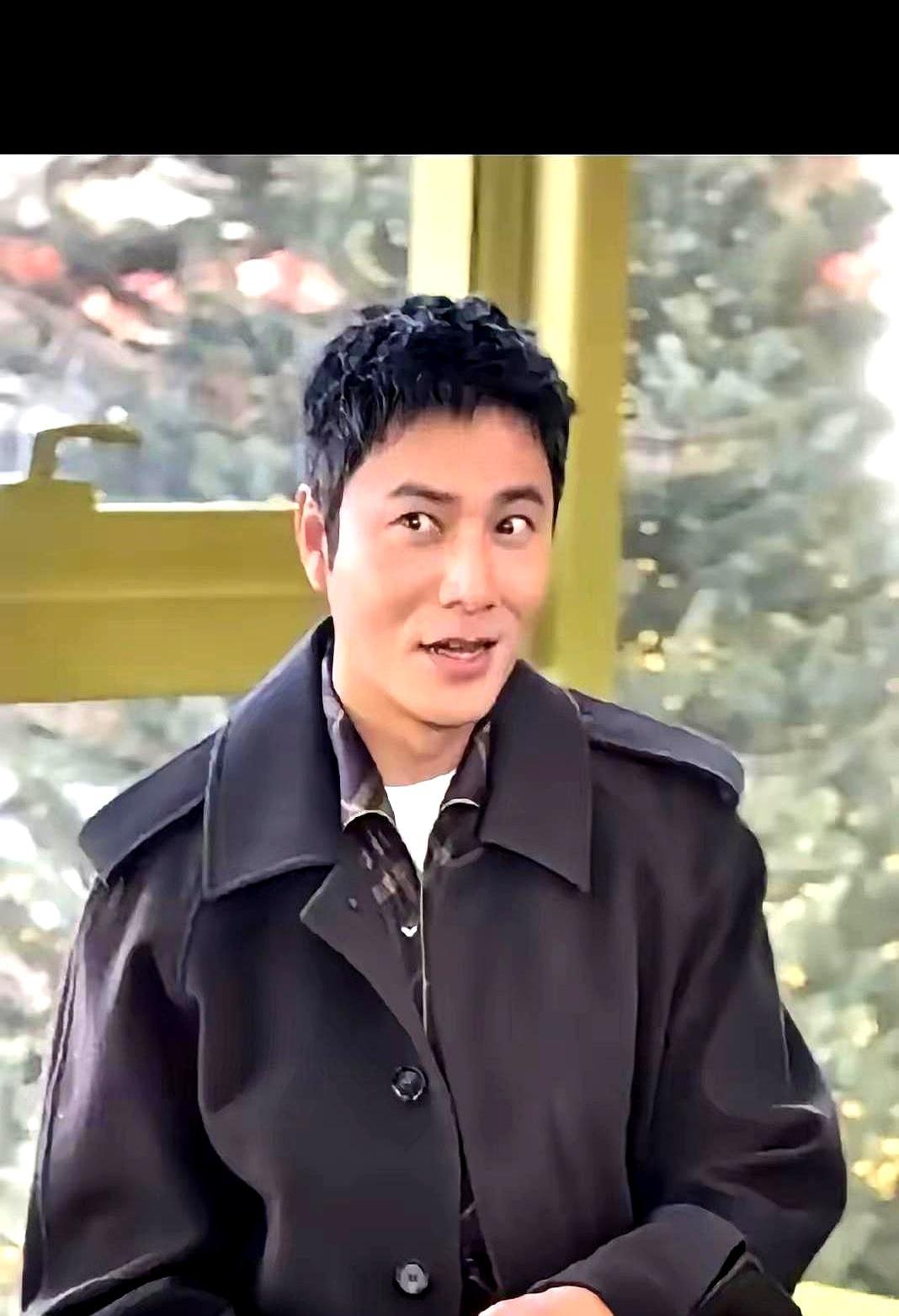 谁能想到，50岁陈坤填个苹果肌，能被传成被日本人换了替身。去年底他拍Bur